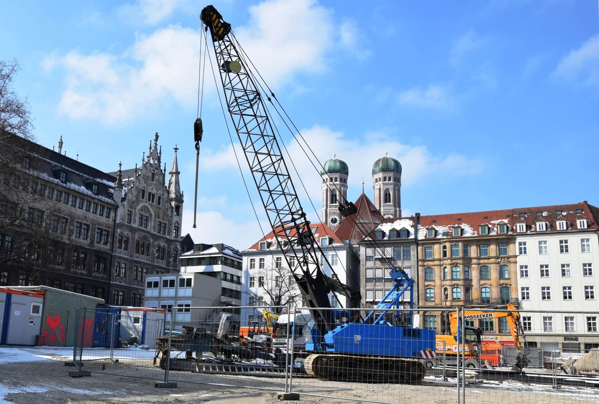 Probebohrung am Marienhof, im Hintergrund die Frauenkirche.