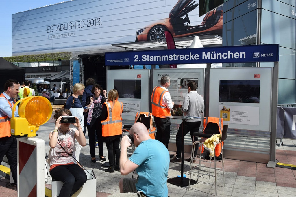 Infostand der 2. Stammstrecke bei der Messe Innovation und Style.