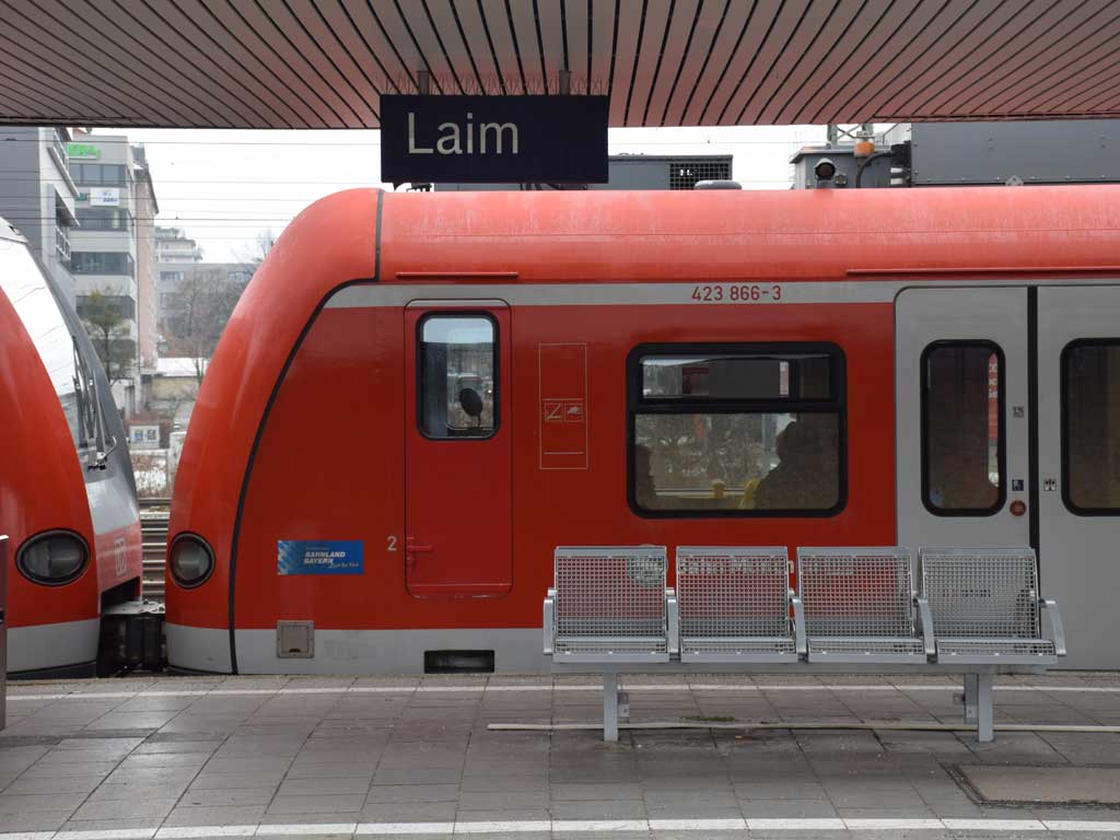 Eine S-Bahn an der Station Laim.